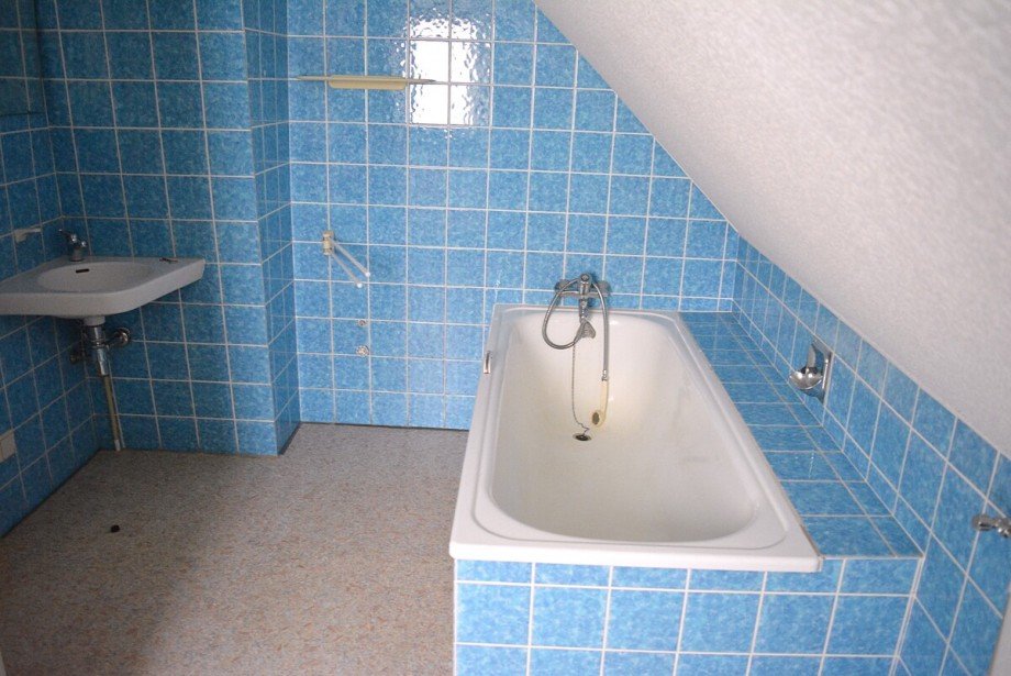 DG: Badezimmer mit Wanne + Duschje Einfamilienhaus Lamspringe