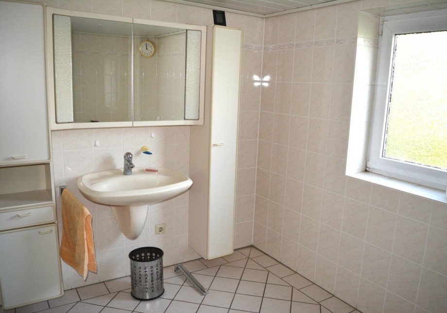 Bad mit Dusche EG Einfamilienhaus Nienst�dt